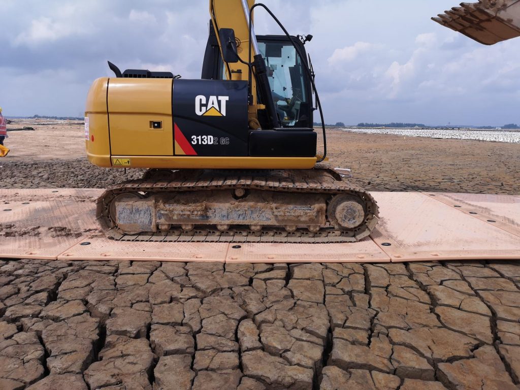 Excavator working on Extreme Armour ground mats